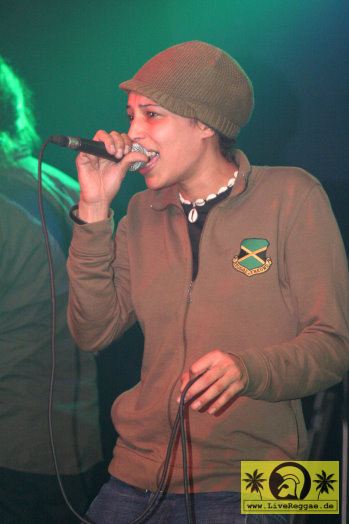 Marlene Johnson (D) with The House Of Riddim Band 5 Years Velocity Sounds Rec., Conne Island, Leipzig 19. November 2005 (17).jpg